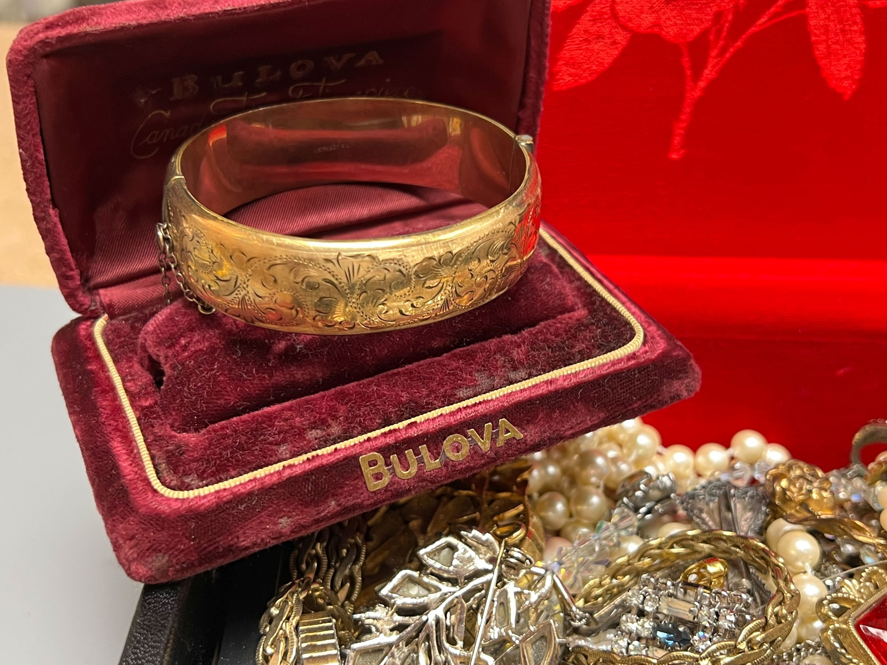 Assorted costume jewellery.